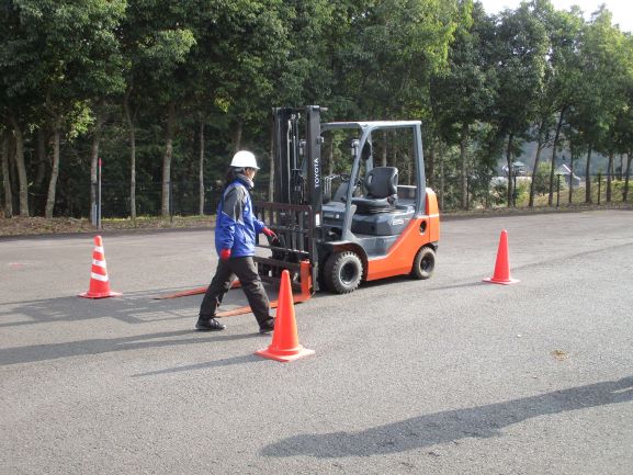 フォークリフト３